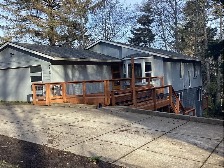 2752 NE Reef Ave — Photo 1