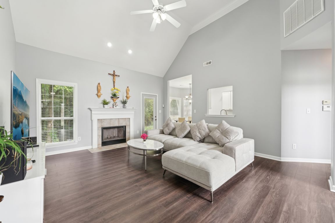 Hathaway Ln-2705-002.jpg
