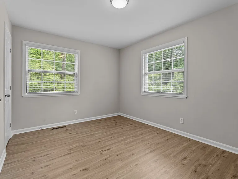 Donovan Place Apartments — Photo 35
