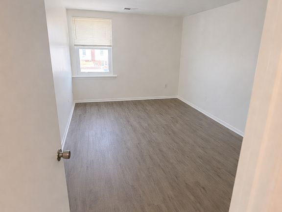 3rd image of 611 Roxborough Ave