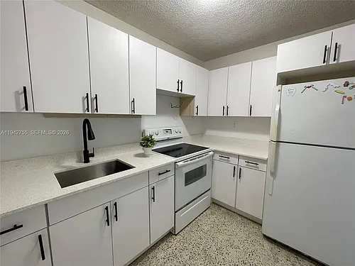 142 SW 18th Ave #19 Photo 1