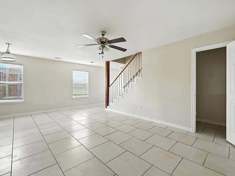 721 E College St — Photo 7