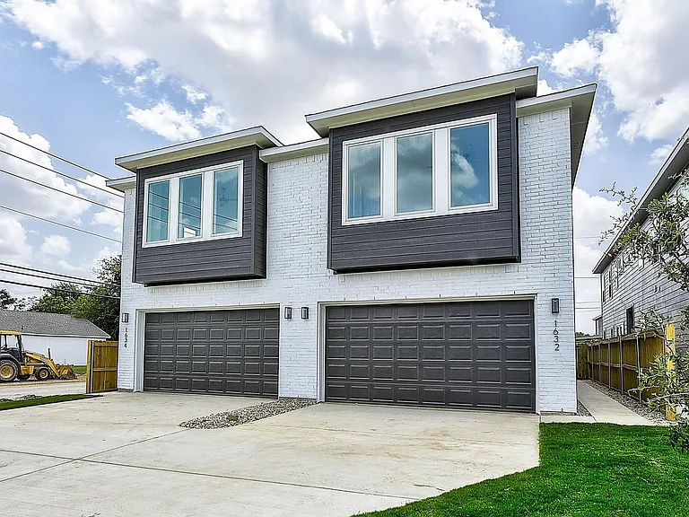 1632 Davis Ave — Photo 1
