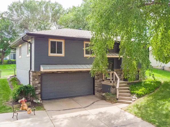 5919 Deerwood Dr, Lincoln, NE 68516