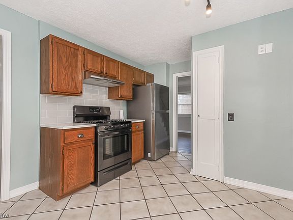 3rd image of 10704 Vernon Ave