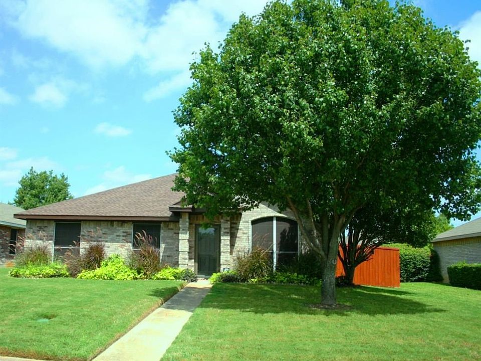 Charming curb appeal with manicured lawn with sprinklers, landscaping, mature trees. Roof replaced May 2014, solar screens on all windows!