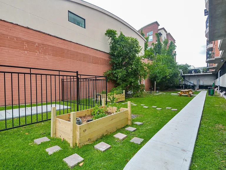 1900 Genesee St #104 — Photo 34