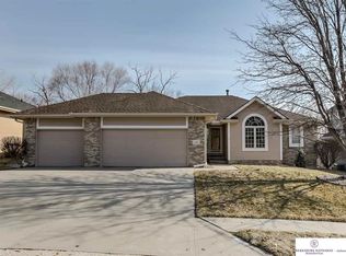 5210 Woodlane Dr, Papillion, NE 68133