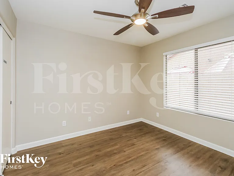 1610 E Desert Ln — Photo 16