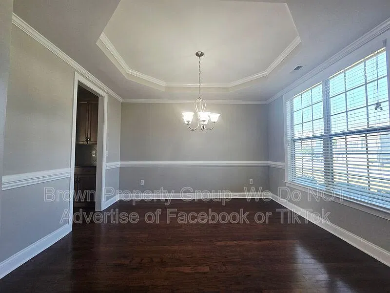 4 bed, 3.0 bath, 2388 sqft, $2,250 — Photo 3