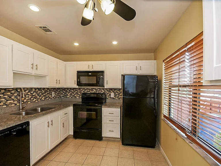 5170 Tennis Ln — Photo 3