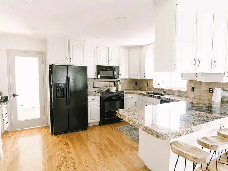 12032 S Bluff View Dr — Photo 12