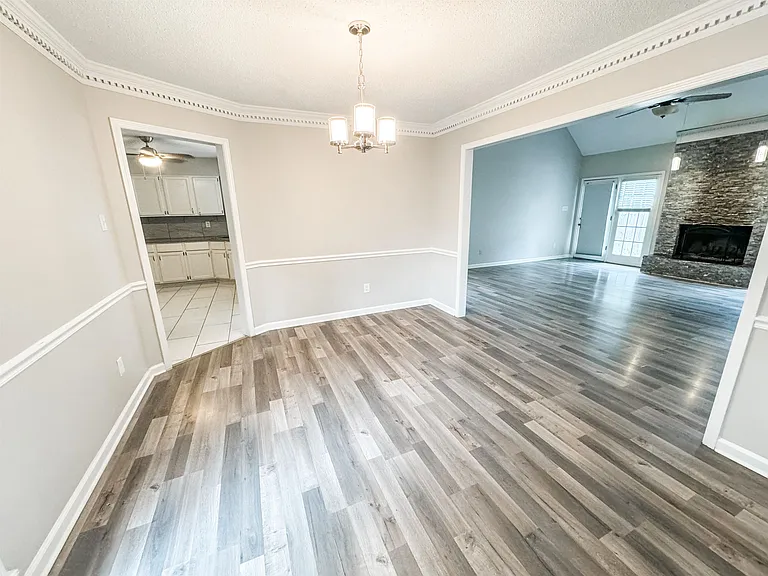 3945 Windyke Dr — Photo 2