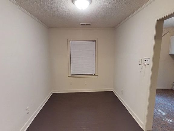 4th image of 1044 W Walthal Cir