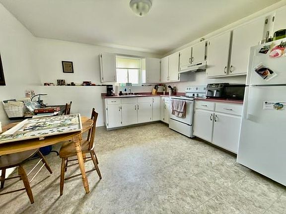 4th image of 442 Maddix Cres