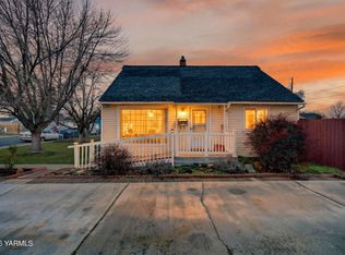 702 S 12th St, Sunnyside, WA 98944