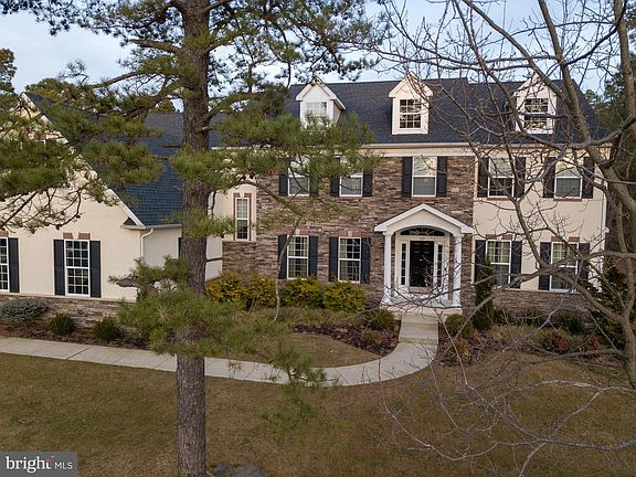 3rd image of 20 Simsbury Dr