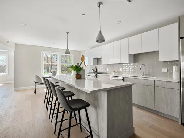 5205 Washington St #205, West Roxbury, MA 02132