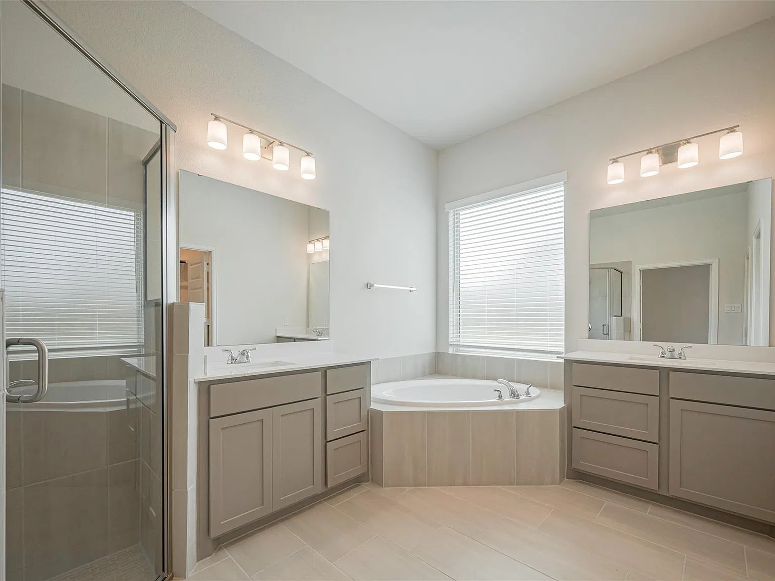 3 bed, 2.0 bath, 1732 sqft, $3,000 — Photo 3