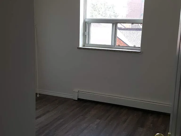175 Catharine St S — Photo 7