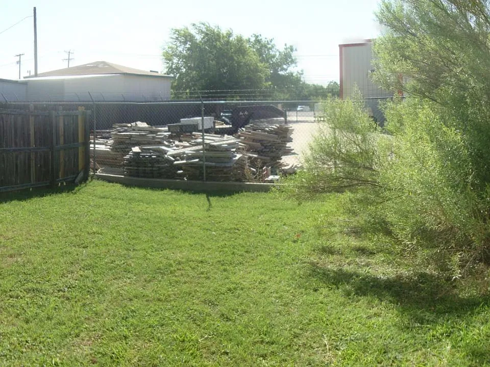 001_Separate Fenced Yard_05122022