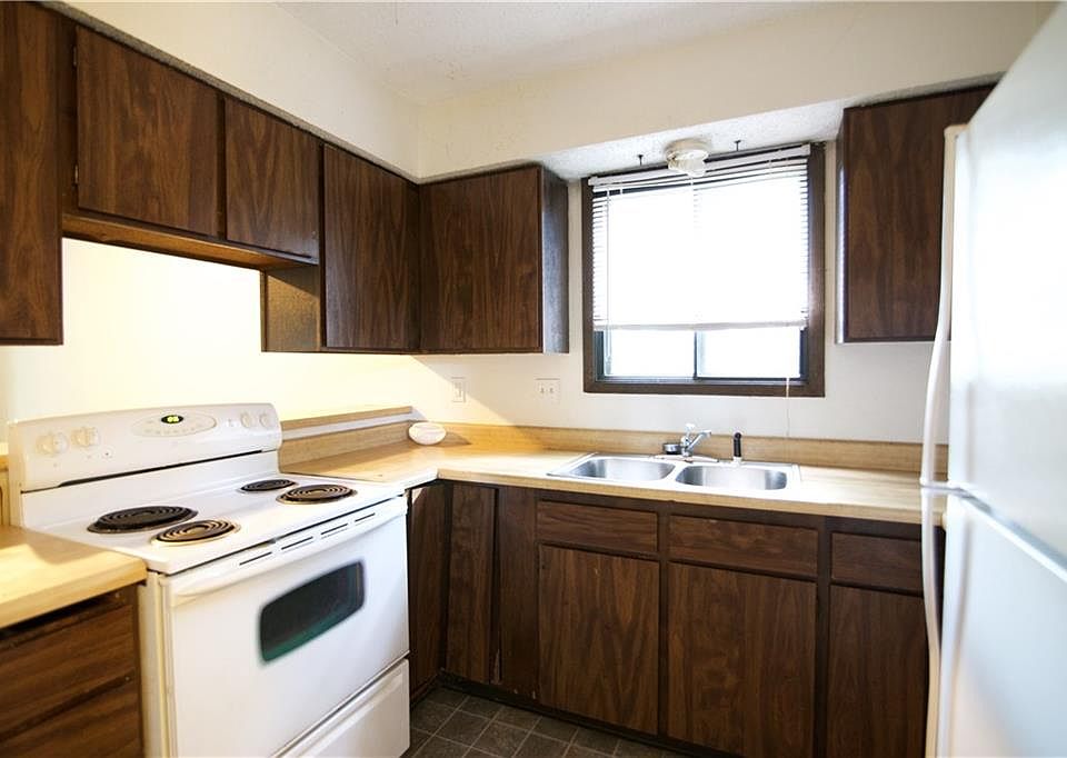 2nd image of 1851 E Creston Ave