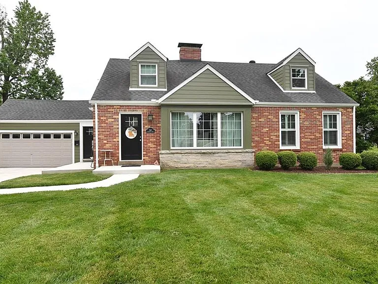 342 Greenleaf Dr — Photo 2