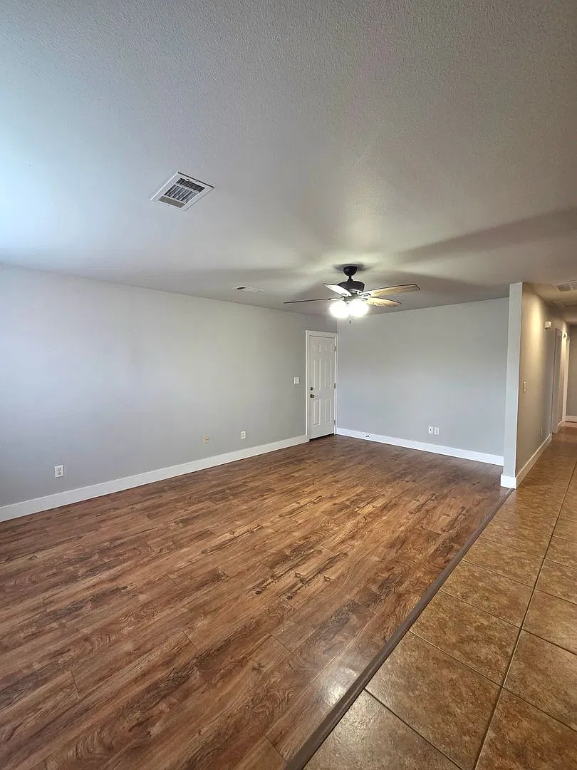 Single-Level 3-Bedroom Home with Fenced Backyard in Rogers — Photo 2