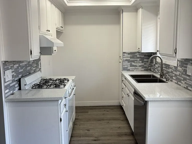 1015 Bennington St — Photo 5