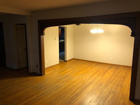5th image of 2727 17th Ave E