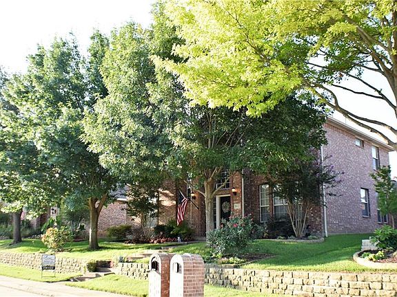 2nd image of 2015 Clubview Dr