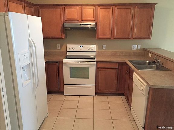 5th image of 49225 W Woods Dr
