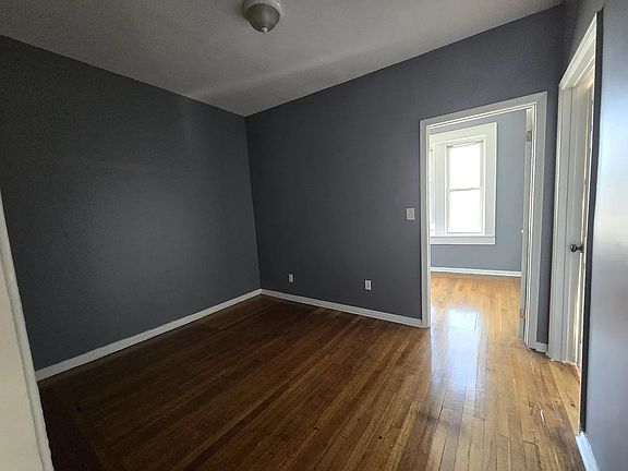 2nd image of 221-223 Roseville Ave #102