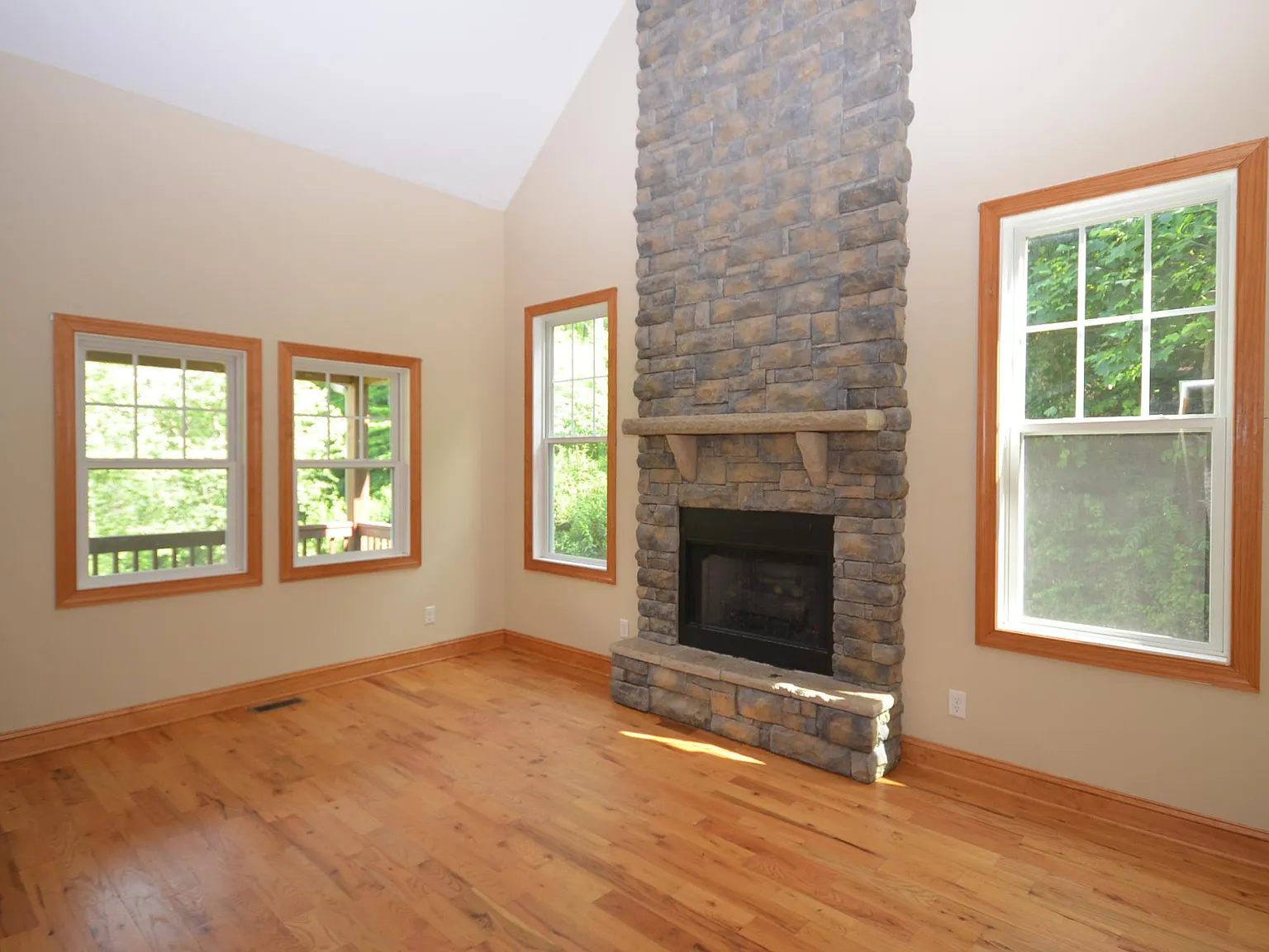 1 bed, 850 sqft, $2,000 — Photo 3