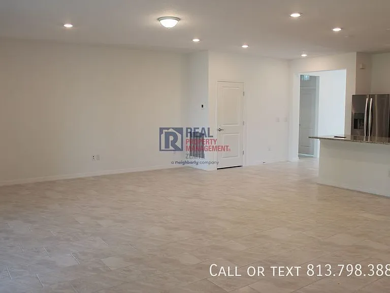 3911 N Maryland Ave — Photo 16