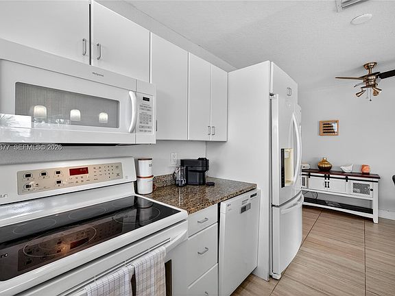 4th image of 2715 NE 49th St APT 309