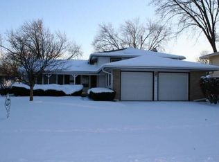 33 Avon Rd, Elk Grove Village, IL 60007