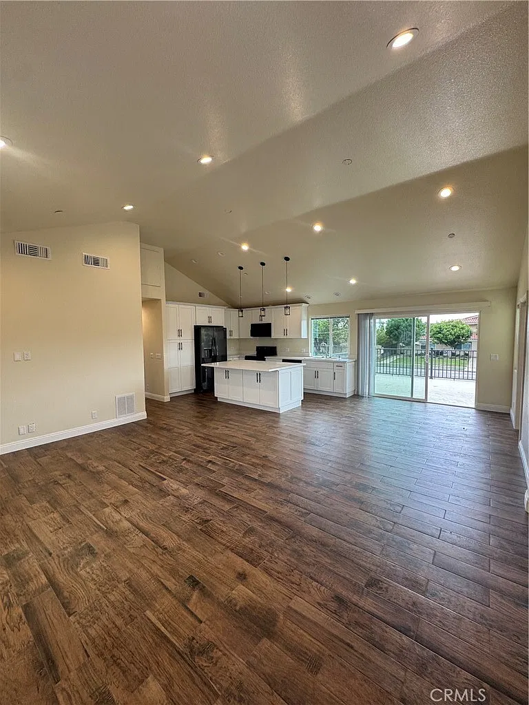 3 bed, 1400 sqft, $4,400 — Photo 2