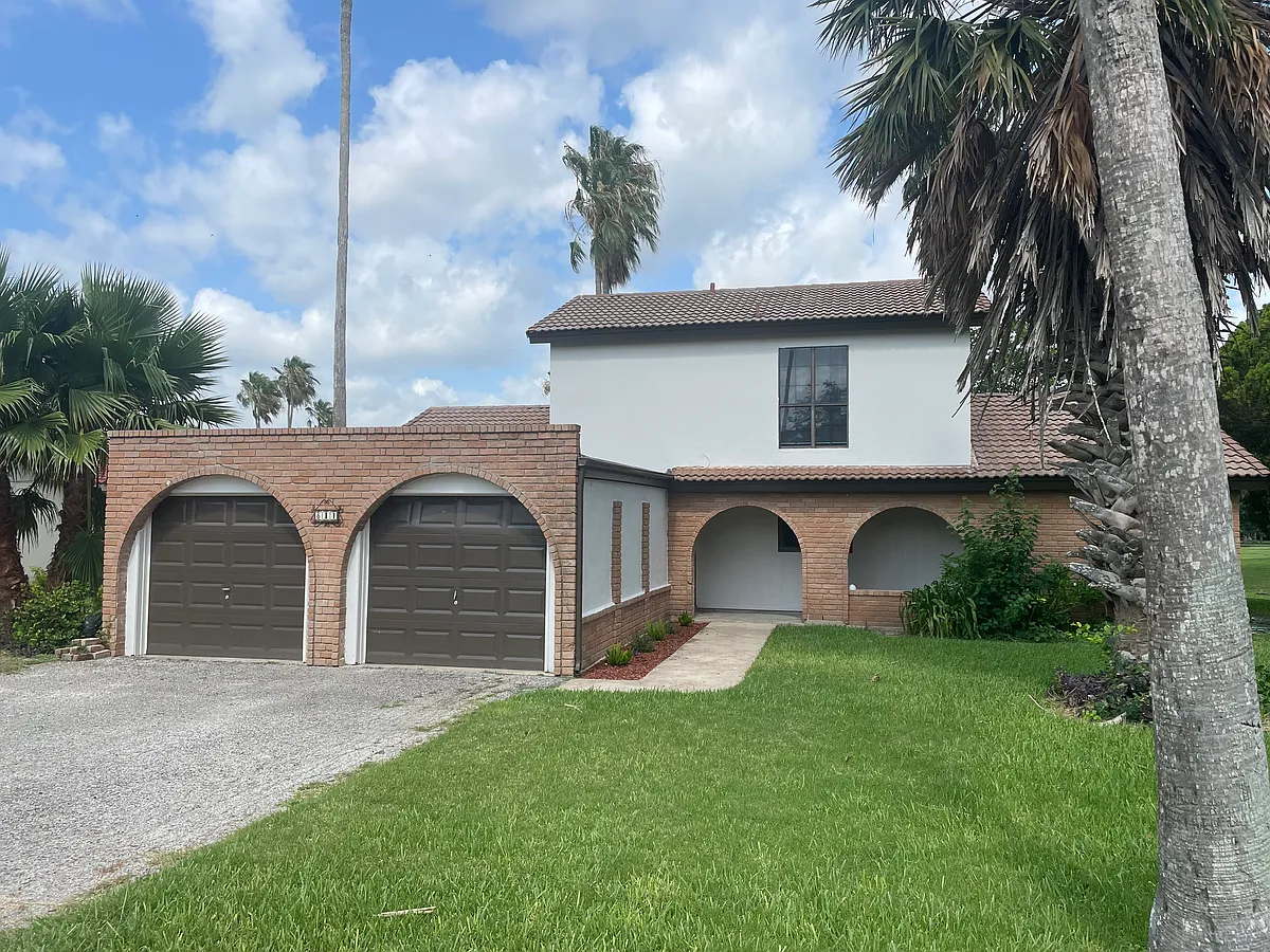 Building Photo - 811 De Leon Ave