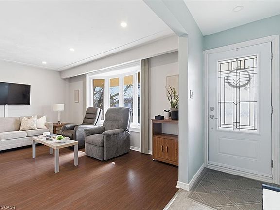 2nd image of 10 Brookside Cres
