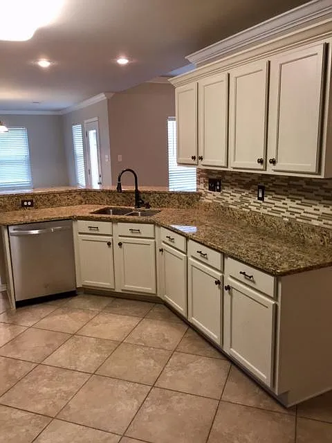 4 bed, 2048 sqft, $2,450 — Photo 4