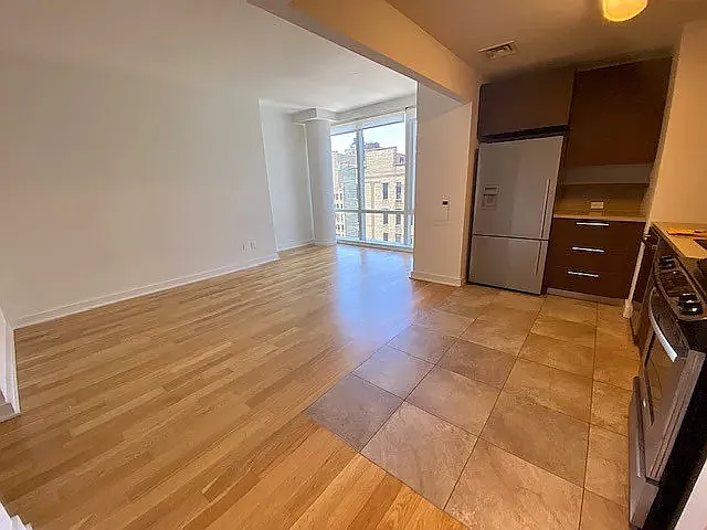885 6th Avenue — Photo 2