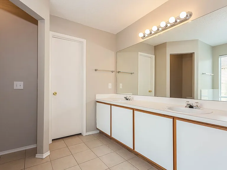 1100 Greenbend Dr — Photo 10
