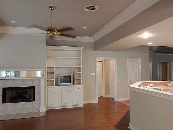 Open floor plan to kitchen 