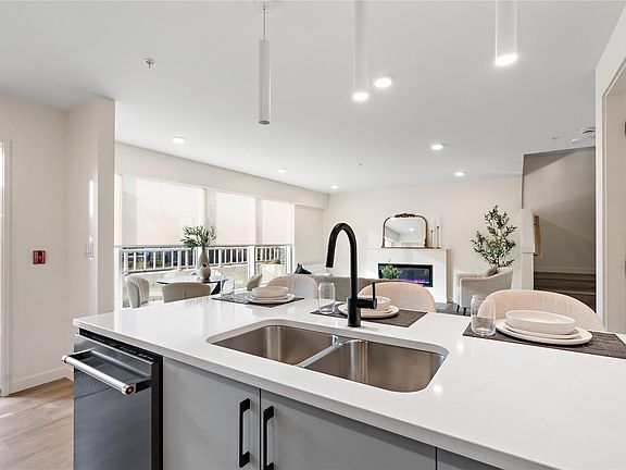 3rd image of 1102 Esquimalt Rd #Townhouse 3