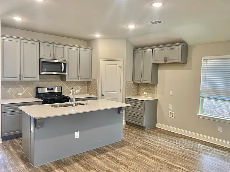 2258 Templin Ave — Photo 5