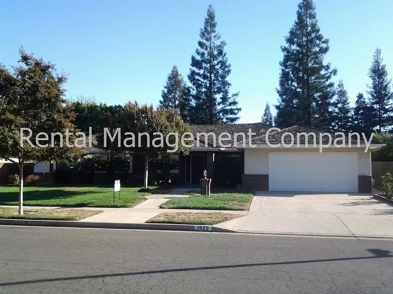 1525 E Houston Ave photo 1