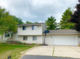 2130 Aldwin Dr, West Bloomfield, MI 48324