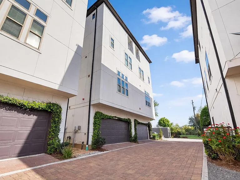 705 Delano St — Photo 5