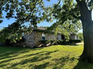 2011 Roberts Dr, Granbury, TX 76048